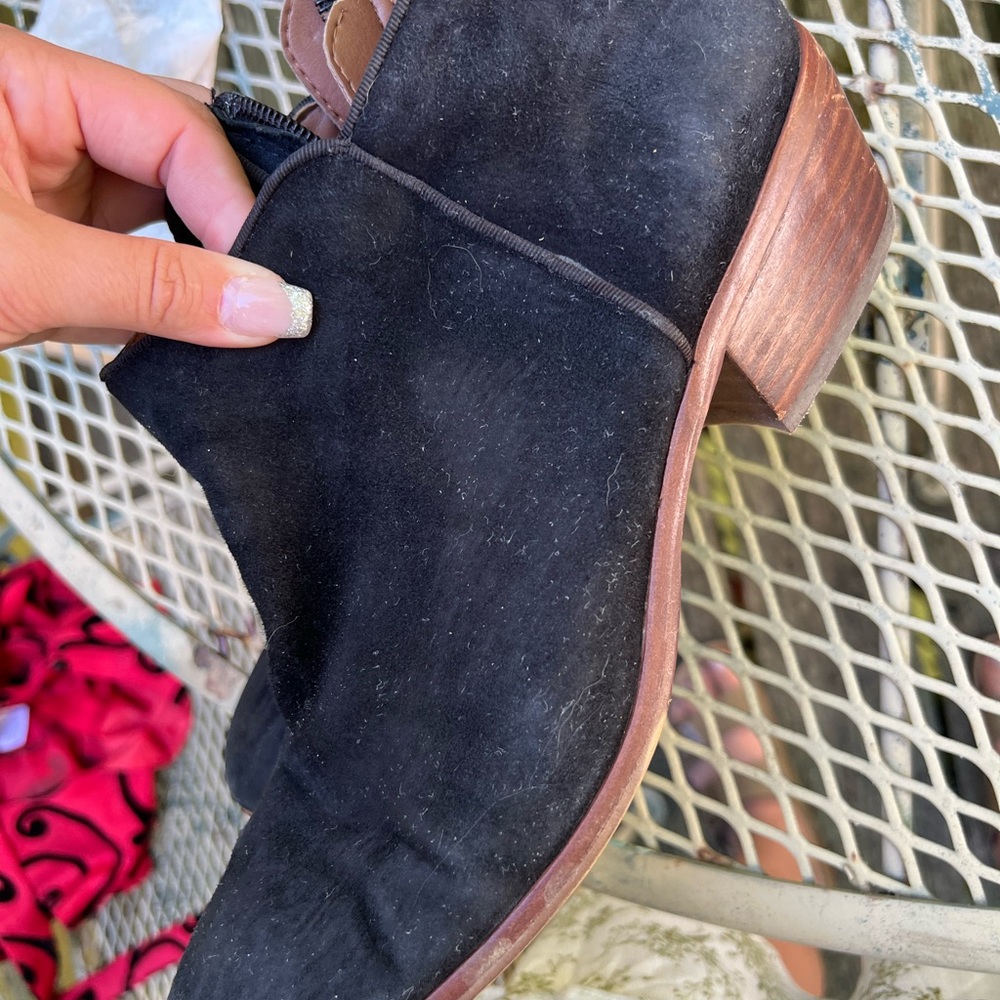 Suaved black heel boots